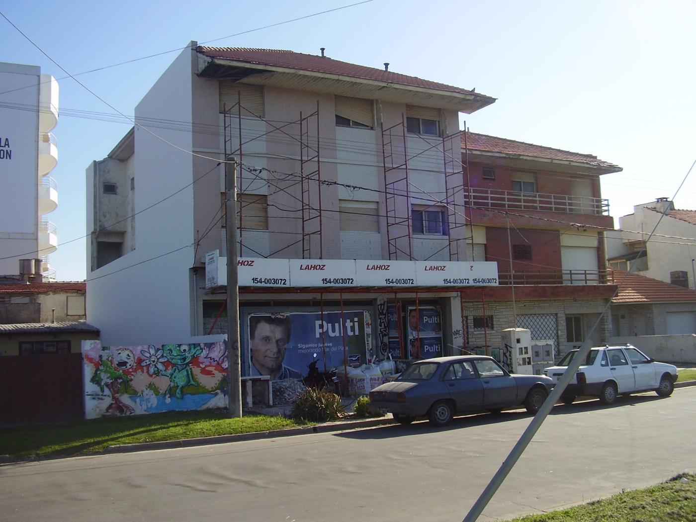 Frente con andamios, antes de pintar