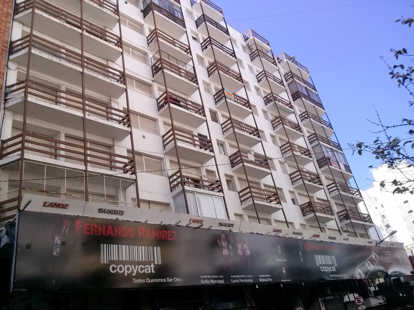 Edificio con balcones recién pintado