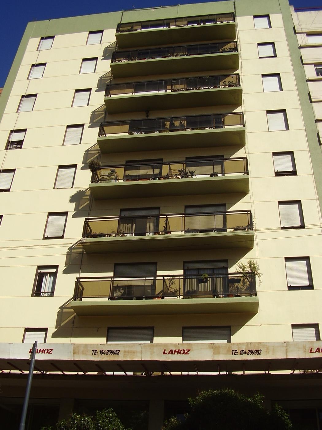 Edificio con frente pintado