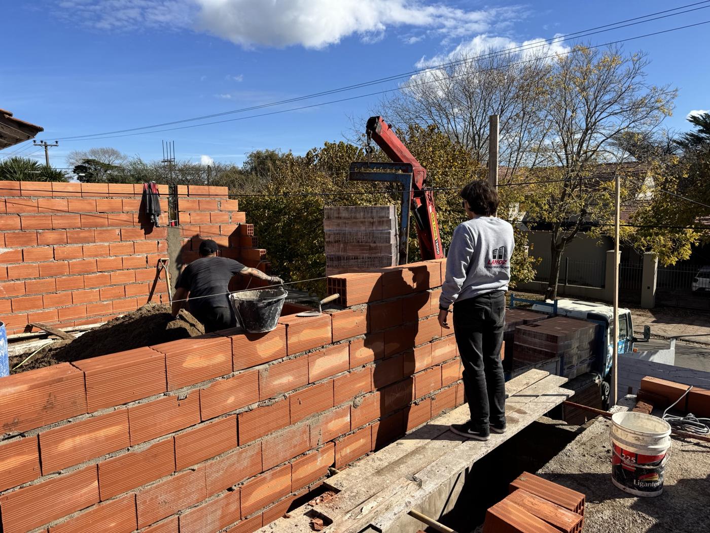 Equipo levantando un muro de ladrillo