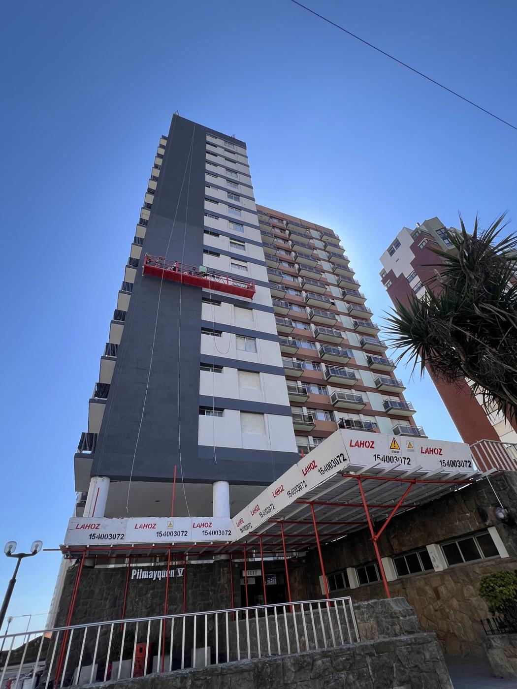 Torre recién pintada con cartel de Lahoz